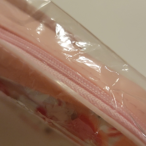 🐶2/$15🐶Hello Kitty cross body - Picture 10 of 11